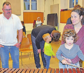 Noch etwas zaghaft, aber mit viel Freude: Dieses Mädchen scheint am Xylophon Gefallen zu finden. (Bilder: Alfred Weigel)