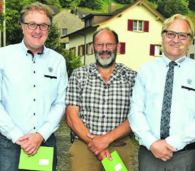 Zwei Glücksfälle: Martin Goldenberger ehrte Ueli Götschmann (Mitte) und Peter Lüthy (li.) für 35, resp. 10 Jahre Tätigkeit für die Gemeinde. (Bilder: st.)