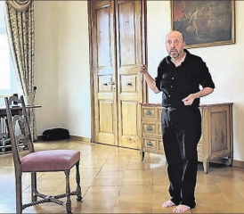 Poetischer Dialog mit Stuhl: Der Lyriker und Tänzer Yehuda Hyman aus New York gab zum Auftakt des Seetaler Poesiesommers eine Performance auf leisen Sohlen. (Bild: zVg.)