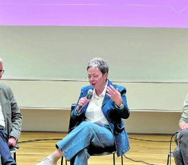 Im Podiumsgespräch (v.l.n.r.): Prof. em. Dr. Joachim Buhmann, ETH Zürich, Lucia Lanz, Grossrätin SP Bezirk Kulm, Andreas Ruf, Co-Geschäftsführer Arbeit Aargau.