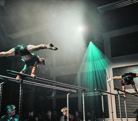 Ein Element der Königsklasse: Die beiden Kunstturner Fabio Herb (13) und Florian Langenegger (22) präsentieren die Stützwaage am Barren. (Bilder: zVg.)