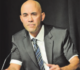 Hier als ernsthafter Bundesrat: Er erklärt den Medienvertretern die zu erwartenden Massnahmen. (Bild: st.)