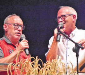 Rück- und Ausblick: Moderator Urs Bögli (rechts) im Gespräch mit Peter Speck, welcher seit sage und schreibe 37 Jahren als Präsident des Schützenvereins Oberkulm agiert. (Bilder: hg.)
