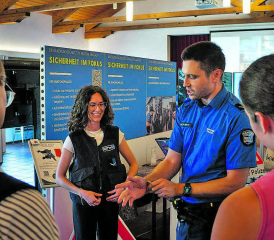 Erlebbar: Die Polizei macht die Teilnehmerinnen und Teilnehmer mit ihrer Ausrüstung vertraut. (Bilder: zVg.)