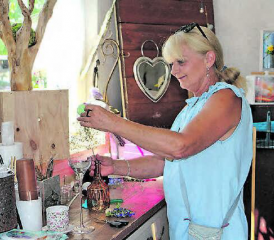 Marlis Hintermann liebt es, ihre Kunstwerke mit Naturmaterialien zu kreieren.