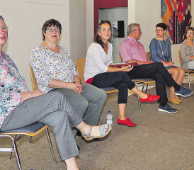 Das Thema Frühe Bildung interessierte und regte zu Diskussionen an: Auf dem Podium v.li. Referentin Heidi Simoni (Leiterin «Marie Meierhofer Instituts für das Kind»), Monika Häusermann (Verein Spielgruppen Aargau), Moderatorin Natalie Ammann (Impuls Zusammenleben Aargau Süd), Martin Heiz (Gemeindeammann Reinach), Karin Faes (Kita Sunneschii, Vorstand AargauSüd) und Annelies Gaberell (Mütter-Väter-Beratung Kulm). (Bild: zVg.)