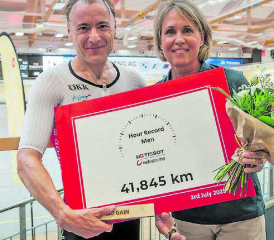 So sieht ein Rekordhalter aus: Roger Bolliger nimmt glückstrahlend seine wohl verdiente Urkunde entgegen. (Bild: zVg.)