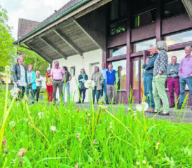 Direkt: Die Referentin Christine Meier, Biologin und Dozentin (ganz links), vermittelte den Anwesenden ihr Wissen am Anschauungsobjekt vor der Pfarrscheune in Aesch. (Bild: Heinz Urben)