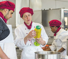 Ein motiviertes Team betreibt das neue Bertschi-Personalrestaurant in Dürrenäsch: Unter der Leitung eines Kochs und Arbeitsagogen stellen die Küchenangestellten das kulinarische Mittagsangebot sicher. (Bilder: zVg.)