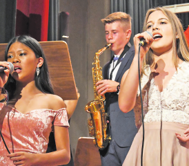 Ganz nach dem Motto «Feiern wie die Stars»: Am Abschlussfest der Menziker Oberstufenklassen sorgten die Solistinnen Jessica und Maja, sowie Philipp mit dem Saxophon für einen der Gänsehaut-Momente. (Bilder: Evelyn Pesentheiner)