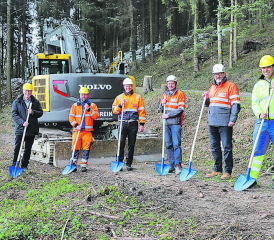Spatenstich am Stierenberg. Die Erstellung des neuen Reservoirs dauert ab jetzt zirka ein Jahr: Zugegen waren Marc Spörri (Ingenieur), Hanspeter Boller (Gemeinderat von Burg), Tobias Wey und Reto Anderhub (Firma Amrein), Thomas Hüsler und Stefan Müller (Firma Hüsler Hoch- und Tiefbau) und Peter Siegrist von der EWS Energie AG. (Bild: rc.)