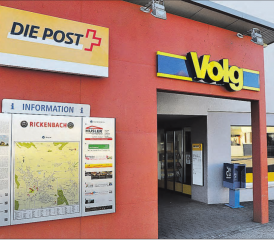 Die Post zieht um: Die Postfiliale rechts verschwindet und wird an der gelben Theke im Volg weitergeführt. (Bild: rc.)