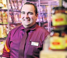 Im Supermarkt ist Marktleiter Tobias Müller im Element. «Ich liebe es, wenn der Laden etwas hermacht.»