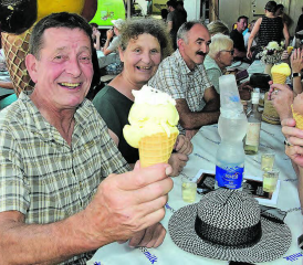 Der Lohn für die grosse Mühe: Es scheint, dass dieser Gast am Glacestand besondere Vorteile genoss. (Bilder: st.)