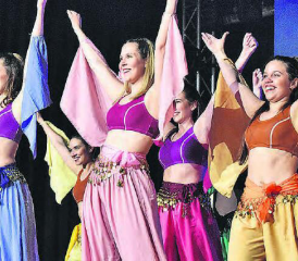 Zum 25-Jahr-Jubiläum präsentierte der Tanz- und Fitness-Träffponkt in der Mehrzweckhalle in Zetzwil eine kunterbunte, vielseitige, mitreissende und perfekt choreografierte Tanzshow. (Bilder: hg.)
