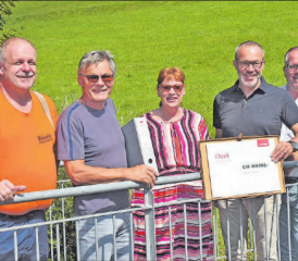 Der Check über 400’000 Franken wurde auf einer Brücke über die Uerke übergeben (v.l.): Gemeindeammann Herbert Räbmatter, Gemeindeschreiber Hans Stadler und von der Mobiliar: Renate Bertschi (Schadensdienst), Raphael Arn (Generalagent) und Claudio Pingiotti (Schadensexperte). (Bild: aw.)