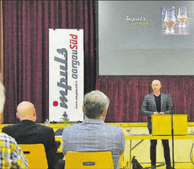 Abgeordnetenversammlung des Regionalplanungsverbands aargauSüd Impuls: Thomas Hermann entführte die Anwesenden nach Schottland in die Welt der Single Malt Whiskys. (Bild: mars.)