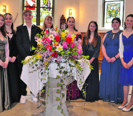 Pfrn. Nadine Hassler Bütschi und die Konfirmierten freuten sich über den feierlichen Anlass. (Bild: zVg.)