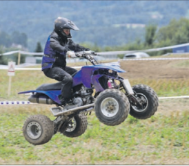 Mit Speed durch die Lüfte. Über die kleine Schanze trauten sich allerdings nur die erfahreneren unter den etwa 25 Fahrern. (Bilder: Remo Conoci)