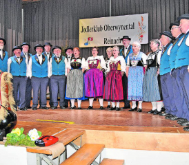 Erfreute mit Naturjodelliedern: Der Jodlerklub Oberwynental hier mit dem «Bärgblueme-Jutz». (Bilder: aw.)