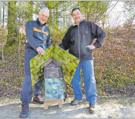 Ein sicheres Zuhause für eine bedrohte Tierart: Tony Lüscher (l.) schenkt dem Präsidenten des Natur- und Vogelschutzvereins Muhen, Heinz Hess, ein Waldkauz-Haus. (Bild: kf.)