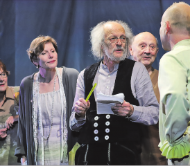 Wie aus einem Guss: Das Ensemble im Theater am Bahnhof glänzt mit ausgezeichneten schauspielerischen Leistungen. (Bilder: rc.)