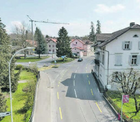 Neugestaltung des Strassenraums in Meisterschwanden: Die notwendige Belagssanierung der Hauptstrasse bietet die Gelegenheit, beispielsweise den Knoten Bahnhofstrasse/Hauptstrasse neu zu gestalten. Bild links: bisher, Bild rechts: Visualisierung neu. (Bilder: zVg.)