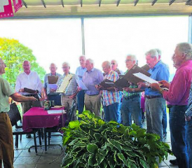 Ein Ständli zur Freude der Anwesenden: Beim Seniorenchor Schöftland darf der Griff zu den Notenblättern nicht fehlen. (Bild: zVg.)