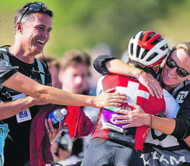 Kathrin Stirnemann (umarmt Ginia Caluori) anlässlich der WM 2023 in Glasgow. (Bild: Maxime Schmid/Swiss Cycling)