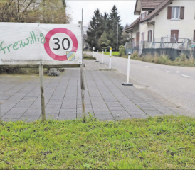 Die Einwohnergemeindeversammlung sagte zum zweiten Mal Ja zur Geschwindigkeitsreduktion: Tempo 30 wäre dann nicht mehr freiwillig, sondern wie hier in der Eifeldstrasse Pflicht. (Bild: rc.)