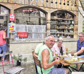 Romantik pur hinter schattenspendenden Thujabäumen: Der älteste Teil des Hauses «Sonnmatt» stammt aus dem Jahr 1767, die gut gelaunten Gäste vor dem ehemaligen Lädeli sind jüngeren Datums … (Bilder: msu.)