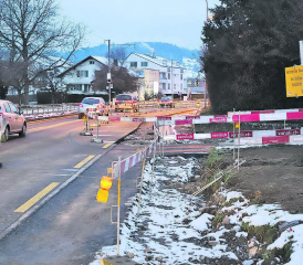 Die aktuelle Baustelle in Oberkulm ist noch kein kantonales Strassenbauprojekt, sondern betrifft den Bahnhofsbau. Die Belagssanierung wird frühstens ab August 2023 in Angriff genommen und dauert ein Jahr. (Bild: rc.)