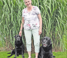 Sie blickt im Vorfeld der Ausstellung «In der Lehre/an der Uni – damals und heute» zurück: alt Frau Gemeindeammann Annette Heuberger mit ihren beiden Hunden Kim und Enzo. (Bild: René Fuchs)