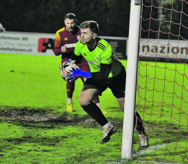 Viel Arbeit für die Verteidigung und den Torhüter des SCS: Remo Schenk steht öfter im Fokus des Spielgeschehens, als ihm lieb ist. (Bild: Otto Lüscher / Archiv)