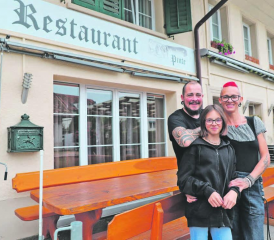 Die Freude ist gross: Tanja mit Tochter Enya und Lukas freuen sich, die «Butchers Kitchen» in der Pinte im Gontenschwiler Unterdorf weiterführen zu können. (Bild: rc.)