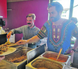 Eröffnung einer Nähschule in Tansania gefeiert: Zum afrikanischen Fest im Pavillon in Unterkulm gehörten auch traditionelle Speisen. (Bilder: zVg.)