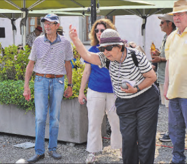 Schwupps und weg: Die Kugeln werden mal mit mehr, mal mit weniger Präzision geworfen. (Bilder: mek)