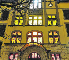 Leuchtendes Geschenk in einer dunklen Zeit: Der beleuchtete Mittelteil des Centralschulhauses in Reinach.