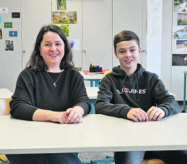 «Generationengespräche»: Anette Beer ging vor 30 Jahren wie heute Sohn Henri im Neumattschulhaus zur Schule. (Bild: René Fuchs)