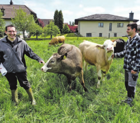 Haben gut lachen: Die Kontrolle ist bestens verlaufen Sebastian Menzel, vom Veterinärdienst und rechts Agronom Micha Urech aus Seon.