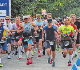 Früher auf der Langstrecke, jetzt auf der kurzen: Lukas Baumann (1206), vierter von links, versteckt sich noch in der zweiten Reihe am Start. (Bild: aw.)