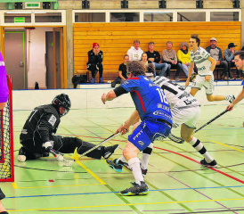 Ungenügender Start in die Rückrunde: Lok Reinach ging gegen Ad Astra Obwalden zwar zu Spielbeginn in Führung, die Partie endete aber schlussendlich 5:8. (Bilder: Roland Jaus)