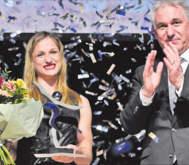 Fabienne Kocher mit der Siegertrophäe, die sie von Sportminister Alex Hürzeler erhalten hat. (Bild: Alexander Wagner).