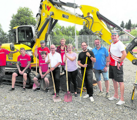 Der Spatenstich für den Menziker Pumptrack bei der Badi ist erfolgt. Bereits wurde der Tennisplatz-Belag entfernt. Nun entstehen Erdhügel, die später asphaltiert und begrünt werden. Im Bild, das Team der ausführenden Firma «Velosolutions» und Vertreter der Gemeinde Menziken. (Bild: rc.)