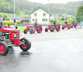 Hier kommen sie angetuckert: Zahlreiche Schönheiten aus dem Hause Hürlimann fanden sich am Samstagmorgen in Kirchleerau ein. (Bilder: st.)