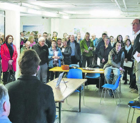 Die Bevölkerung von Dürrenäsch zeigte sich sehr interessiert: Rudolf Sager stellte sich für seine Ansprache sogar auf einen Stuhl um von allen gehört und gesehen zu werden. (Bilder: zVg.)