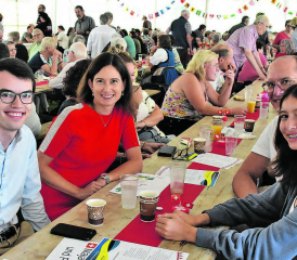 Nationalrätin Maja Riniker, im Kreise von Familie und Mitarbeitern, fühlte sich sichtlich wohl bei der Teufenthaler und Unterkulmer Festgemeinde. (Bilder: hg.)