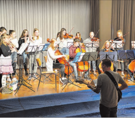 «Rock Meets Classic»: Die ektrische Gitarre passte bestens zu den klassischen Instrumenten der Musikschülerinnen und Musikschuler Schöftlands. (Bild: zVg.)