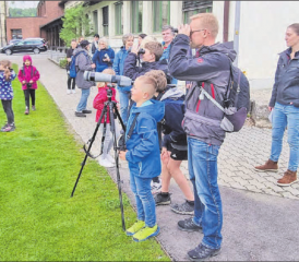Wer pfeift da so vorlaut von der Tannenspitze herunter? Die 40 Teilnehmenden an der Exkursion des Natur- und Vogelschutzvereins wissen Bescheid.(Bild: zVg.)