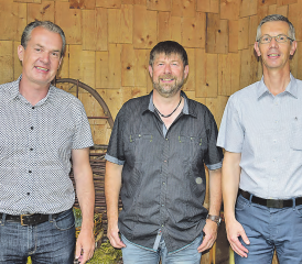 Die Hirschthaler Biberburg ist durchaus der passende Ort für die «Tage der Sonne»-Informationsveranstaltung: Die Referenten Bernhard Lenz, Thomas Scheuzger und Markus Umiker v. l. (Bild aw.)
